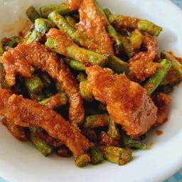 ผัดพริกแกงถั่วหมู
