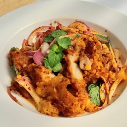 ยำไก่ทอด ข้าวสวย