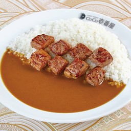 ข้าวแกงกะหรี่สเต๊กเนื้อหั่นเต๋า