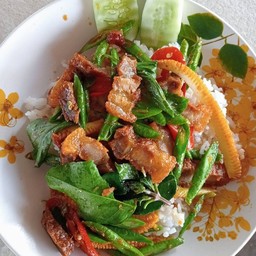 พริกแกงหมูกรอบ