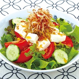 สลัดเต้าหู้ปลากรอบ