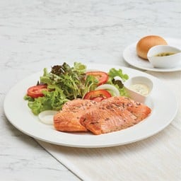 ปลาแซลมอนย่างและสลัดผักรวม (Grilled salmon filet and mixed salad)