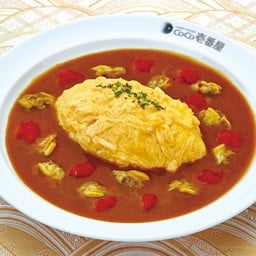 ข้าวแกงกะหรี่หน้าไข่ หอยลายและมะเขือเทศสับ