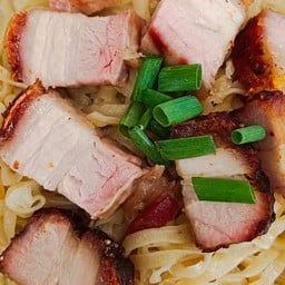 บะหมี่เกี๊ยว หมูกรอบ (พิเศษ)