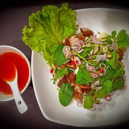 ยำขาหมูเยอรมันทอดกรอบ