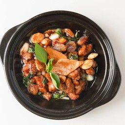 ไก่ผัดซอสสามถ้วยหม้อดิน (L)