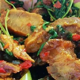 กะเพราไข่เหยี่ยวม้า+หมูกรอบ ราดข้าว