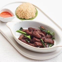 หมูแดดเดียว เสิร์ฟพร้อมข้าวเหนียวข้าวกล้อง