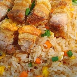 ข้าวผัดหมูกรอบ