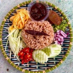ข้าวคลุกกะปิ by ครัวเคียงลม