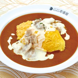 ข้าวแกงกะหรี่หน้าไข่ ครีมไก่