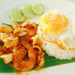 ข้าวกระเทียมทะเล กุ้ง ปลาหมึก + ไข่ดาว