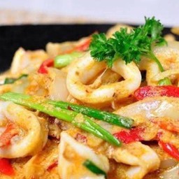 ปลาหมึกผัดไข่เค็ม