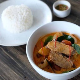 ข้าวหน้าแกงเผ็ดเป็ดย่างไข่ต้ม