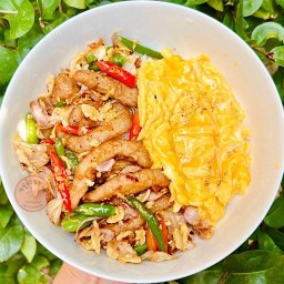 หมูอ้วนทอด (หมูทอดกระเทียมพริกสด กะเพราพริกแห้ง ไข่กระทะ 345)