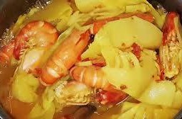 แกงส้มกุ้งหน่อไม้ดอง