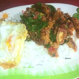 กระเพราไข่เยี่ยวม้าไข่ดาว