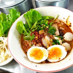 ก๋วยเตี๋ยวหมูต้มยำไข่หวานพร้อมทาน