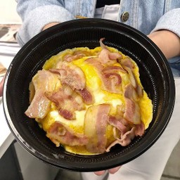 ข้าวไข่ข้นเบคอนรมควัน