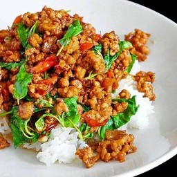 กระเพราหมูสับราดข้าว