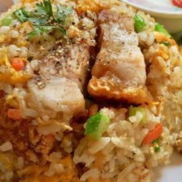 ข้าวผัดหมูกรอบ