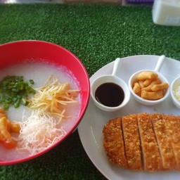 โจ๊กเสิรฟพร้อมหมูทอดเกร็ดขนมปัง  หอมอร่อยสูตรต้นตำรับ