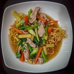 เส้นกรอบราดหน้าหมูหมัก