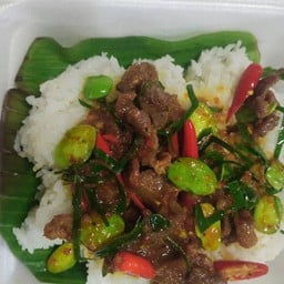 ข้าวราดพริกแกงใต้เครื่องในไก่