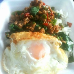 กระเพราหมูสับไข่ดาว