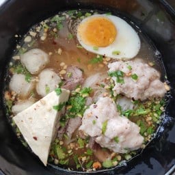 เตี๋ยวหลบมุม สาขาแรก