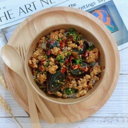 กะเพราไข่เยี่ยวม้า (ราดข้าว)