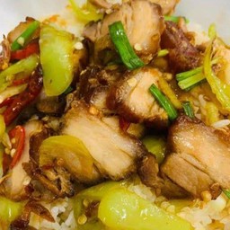 หมูกรอบผัดพริกหยวกราดข้าว