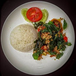 ข้าวราด ไข่เยี่ยวม้า กระเพรากรอบ