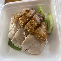 ข้าวมันไก่ต้ม+หมูกรอบพิเศษ