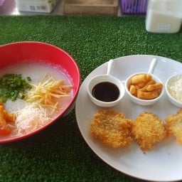 โจ๊กเสิรฟพร้อมปลาทอดเกร็ดขนมปัง หอมอร่อยสูตรต้นตำรับ