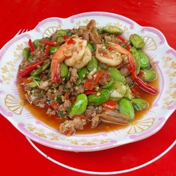 ผัดสะตอกุ้งหมูสับราดข้าว