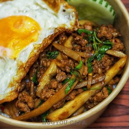 กะเพราหน่อไม้ดอง หมูสับ (เปรี้ยว)