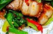 คะน้าหมูกรอบราดข้าว