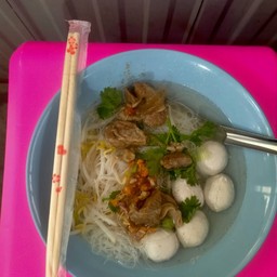 เฮียหมู ก๋วยเตี๋ยวลูกชิ้นหมู+หมูตุ๋น (ลูกชิ้นหมูทำเอง)
