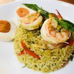 ข้าวผัดแกงเขียวหวานกุ้งไข่เค็ม