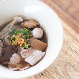 ก๋วยเตี๋ยวรวมน่องลายกรอบ