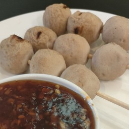 ลูกชิ้นหมูปิ้งพร้อมน้ำจิ้ม