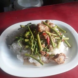 ผัดกระเฉดหมูกรอบราดข้าว