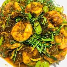 ผัดเครื่องแกงกุ้งราดข้าว