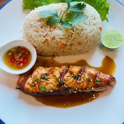 ข้าวผัดเนยแซลม่อนย่าง