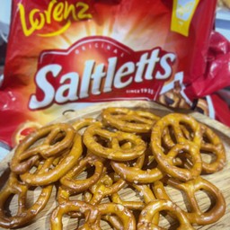 ขนมปังอบกรอบมินิ รูปทรงเพรทเซล 25 กรัม  Lorenz Saltletts Brezel 25g.