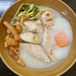 โจ๊กสันในไก่นุ่มถ่าน +ไข่ลวก