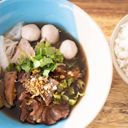 เกาเหลารวมน่องลายกรอบ