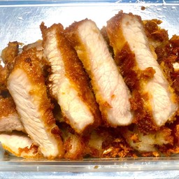 คอหมูทอด กระเทียม มีน้ำจิ้มแจ่วให้นะคะ