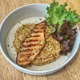 RE19 ข้าวผัดกระเทียมและแซลม่อนย่าง Garlic Fried Rice and Grilled Salmon
